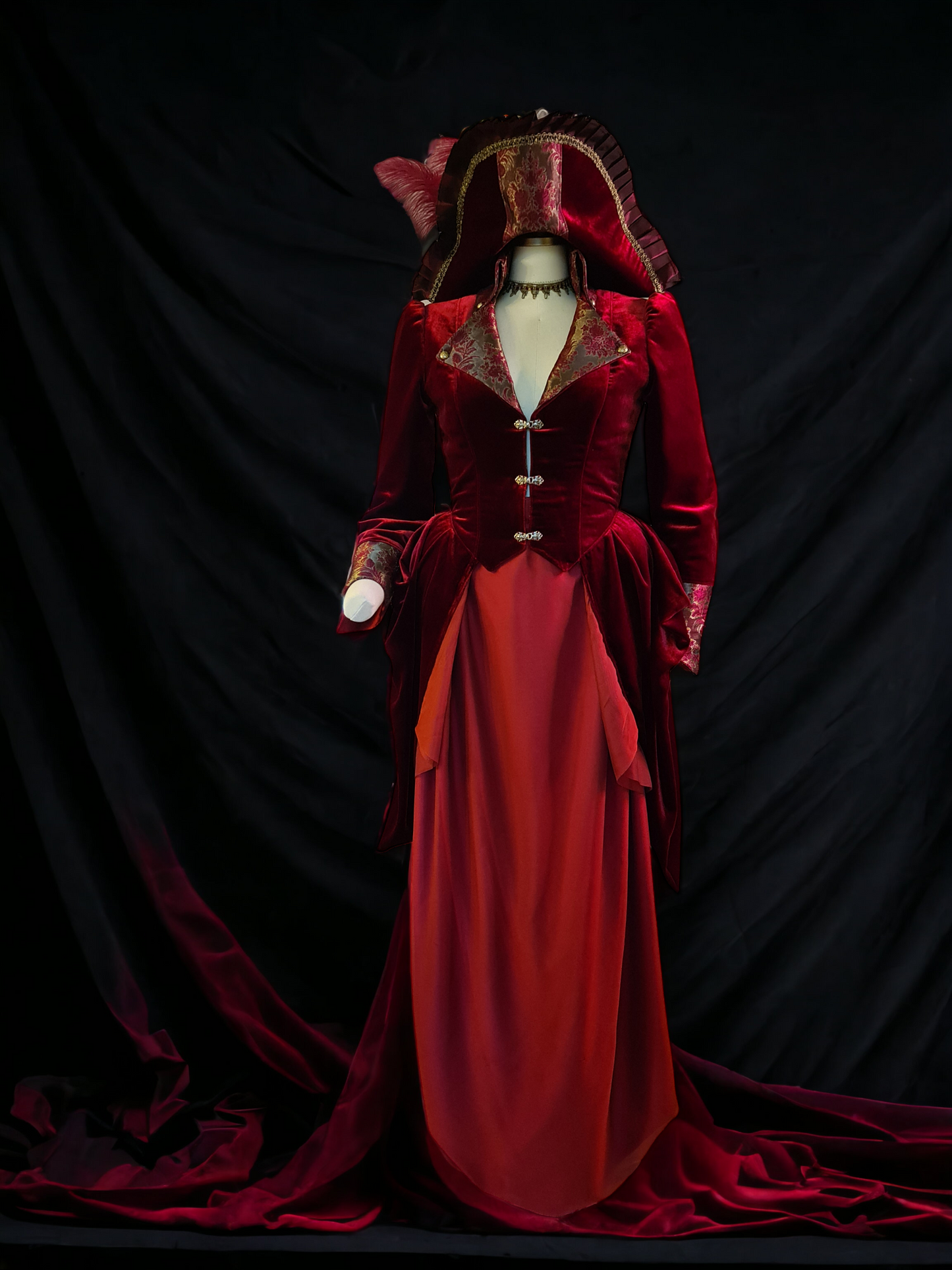 Spectacular costume in red silk velvet