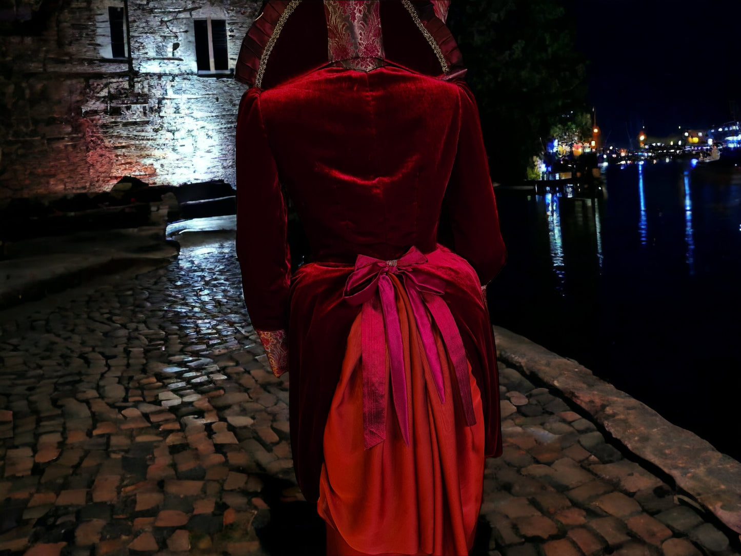 Spectacular costume in red silk velvet